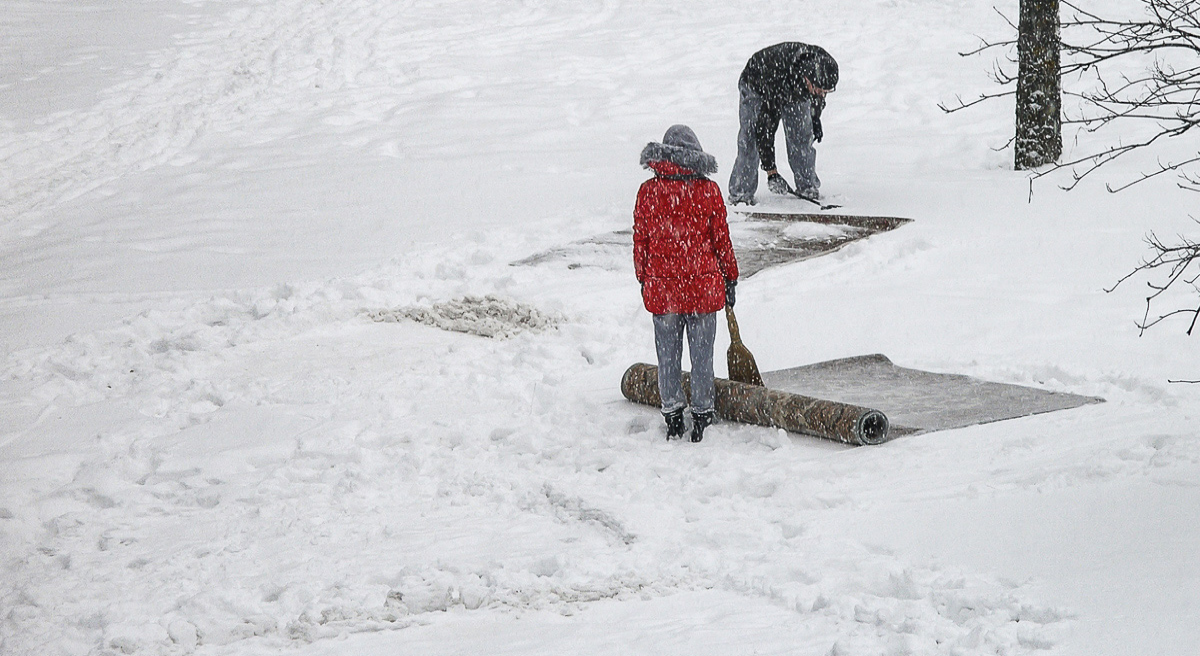 как правильно почистить ковер снегом на улице