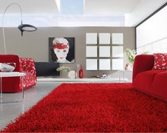 Червоний килим надає кімнаті пристрасті і романтики